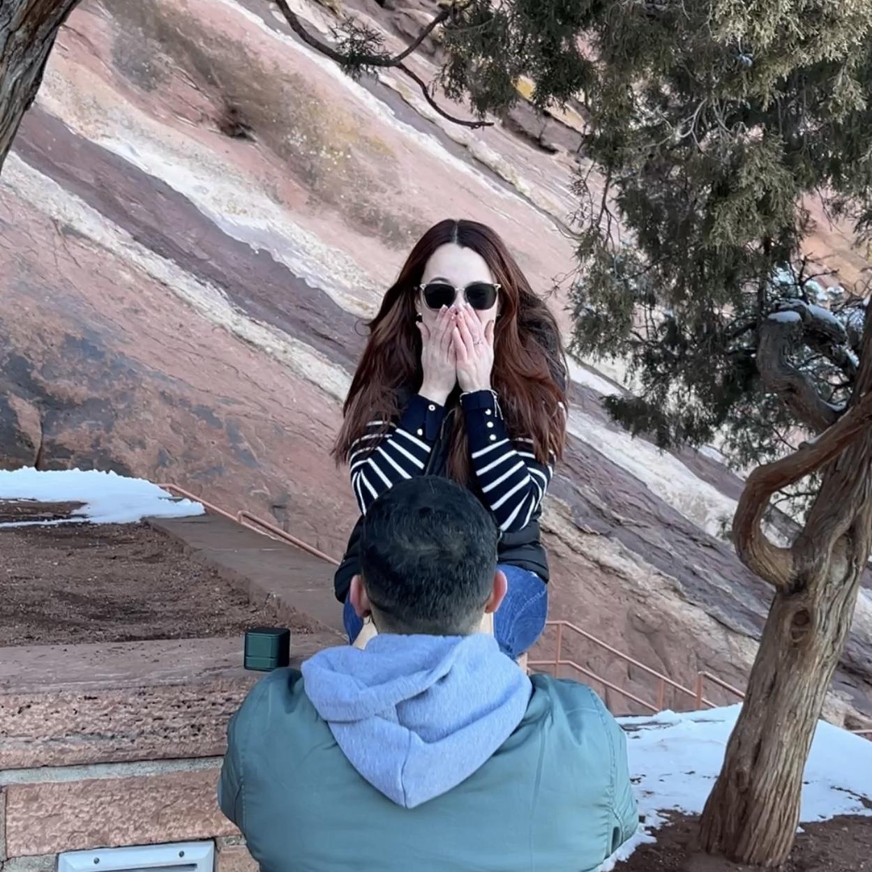 alejo se habia llevado el anillo a Colorado para proponerme matrimonio en la montana de nieve, pero debido a los imprevistos, le toco modificar su plan y ya cuando yo menos lo esperaba, me propuso matrimonio.