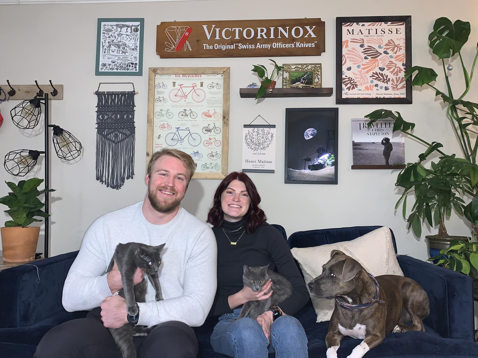 scarlett forcing everyone to take a christmas card photo - 2021