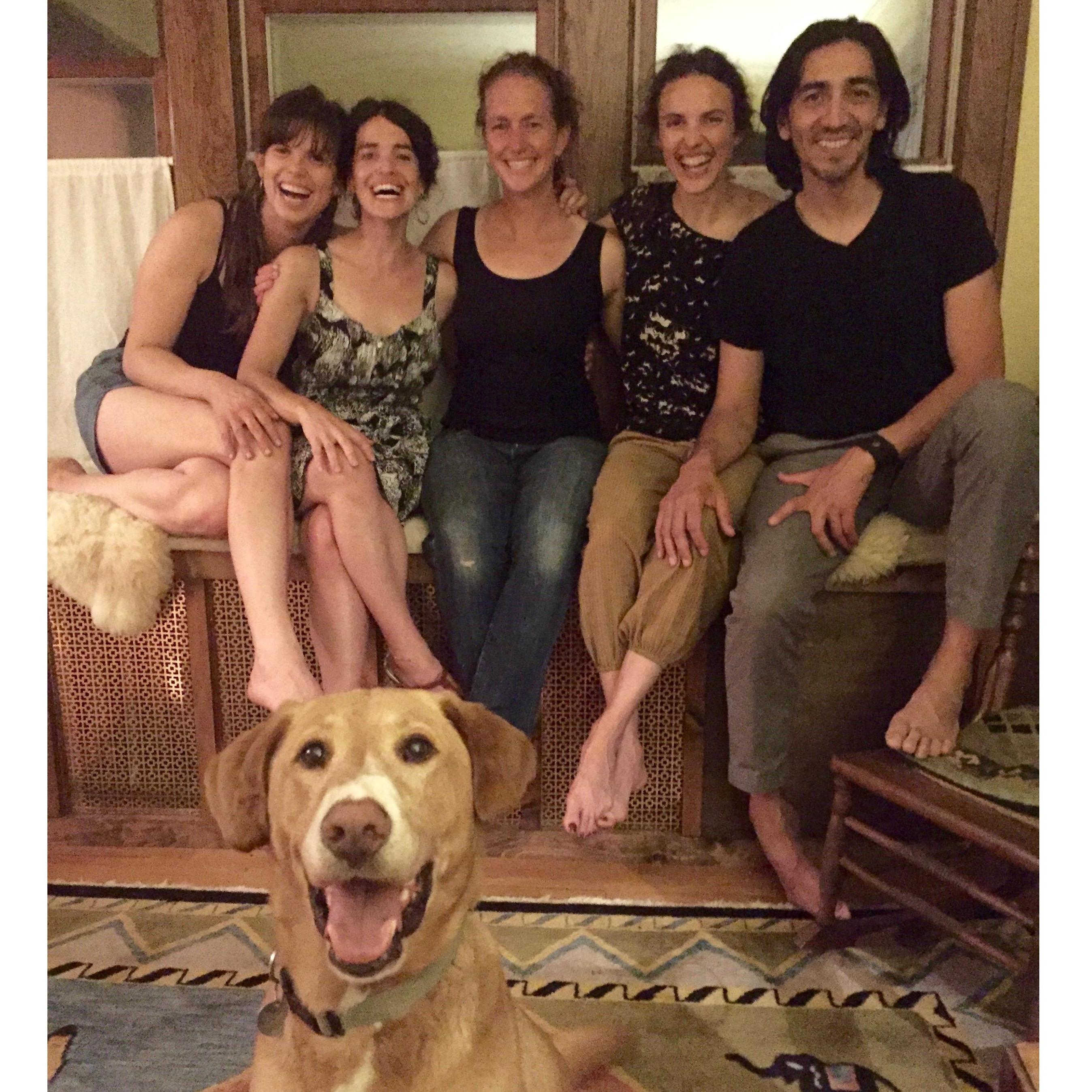 Housemates/compañeros de casa Emily, Lindsay, Ingrid (y Tripper, el perro)