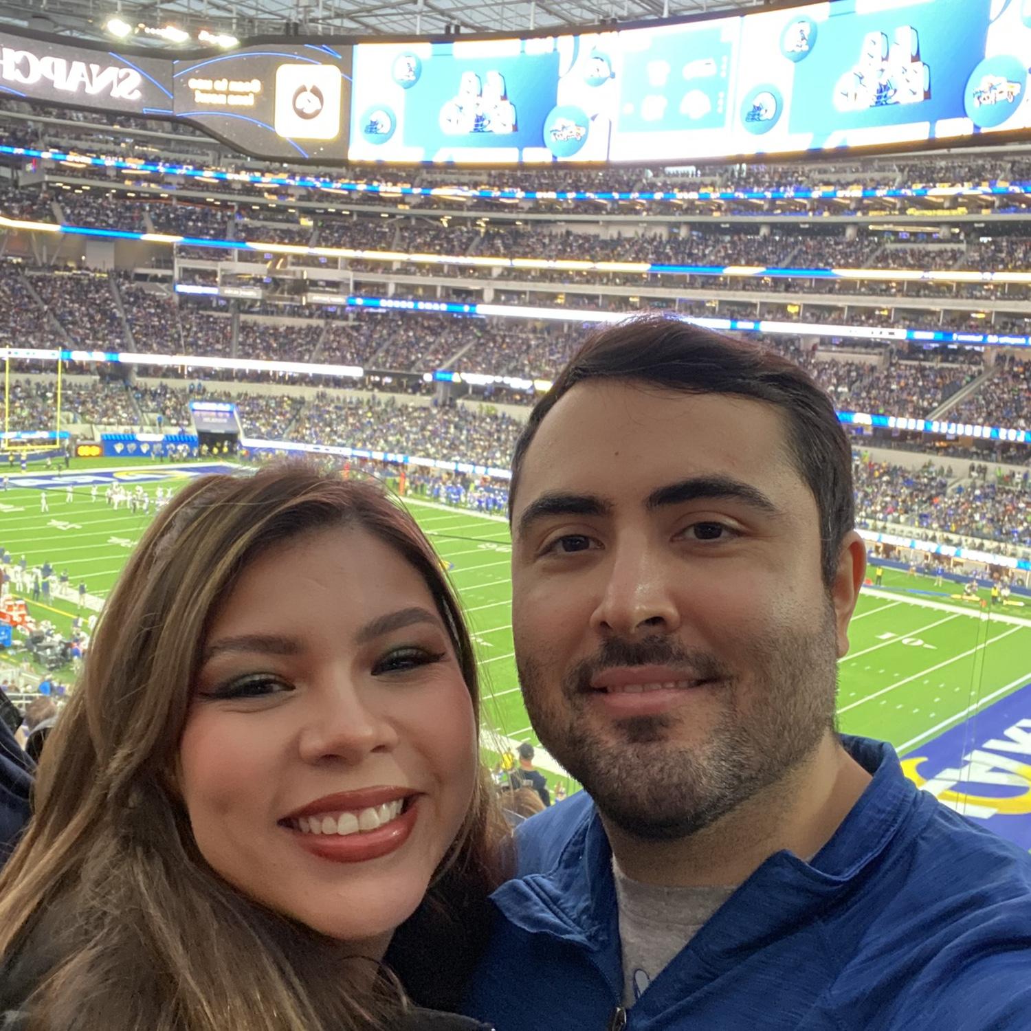 A good couple rivalry - Seahawks vs Rams. The Rams lost but Edgar didn't
***
Una buena rivalidad de pareja: Seahawks vs Rams. Los Rams perdieron pero Edgar no