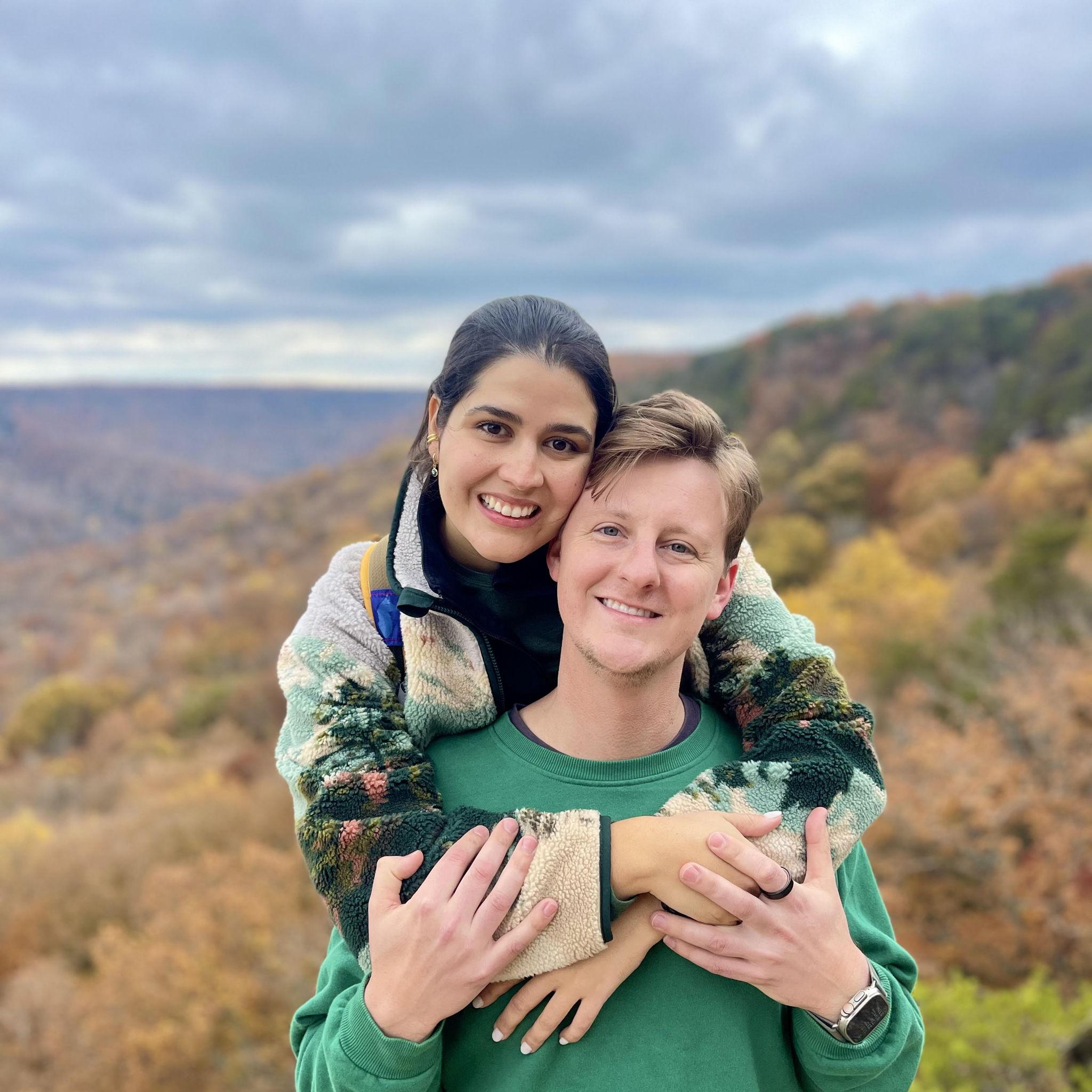 We love exploring hikes around TN / Nos encanta conocer mas lugares para irnos de excursion