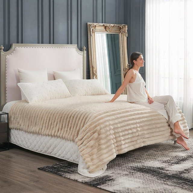 Cozy Bliss Faux Fur Throw Blanket for Couch, Cozy Warm Plush Striped Blanket for Sofa Bedroom Living Room, 90 * 90 Inches Beige