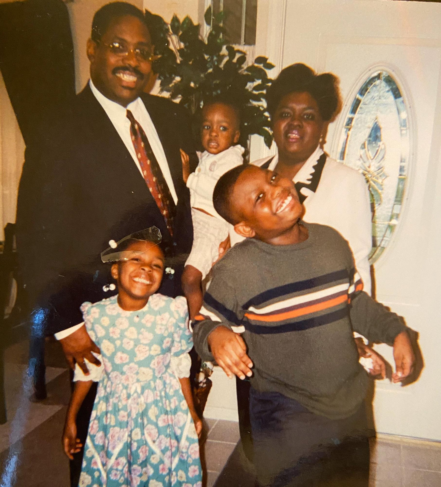 Daddy, Jordan, mommy, Jade, and Julian take a family picture