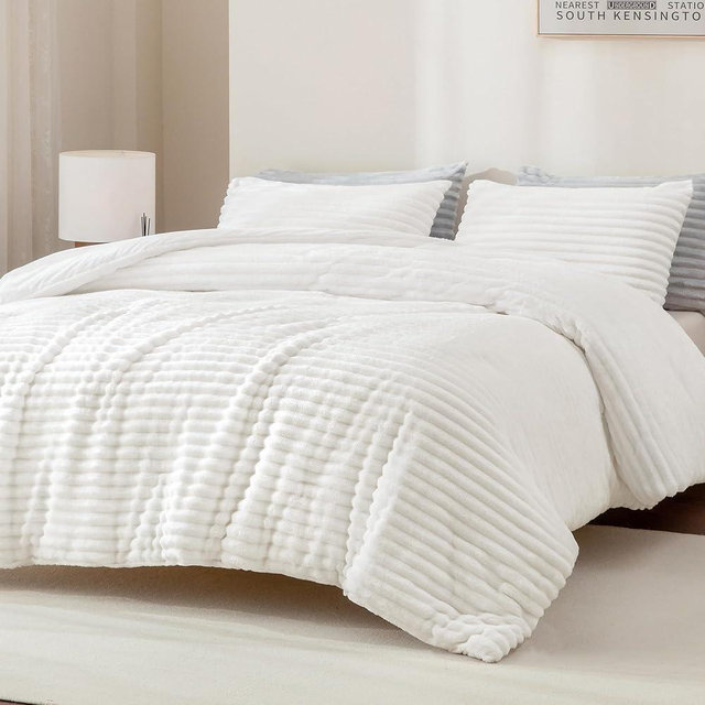 Andency Fluffy Queen Comforter Set, Super Soft White Comforters Queen Size, Winter Warm Fleece Faux Fur Bedding Set, Luxury Plush Fuzzy Bed Set 3 Pieces (1 Shaggy Comforter, 2 Pillowcases)