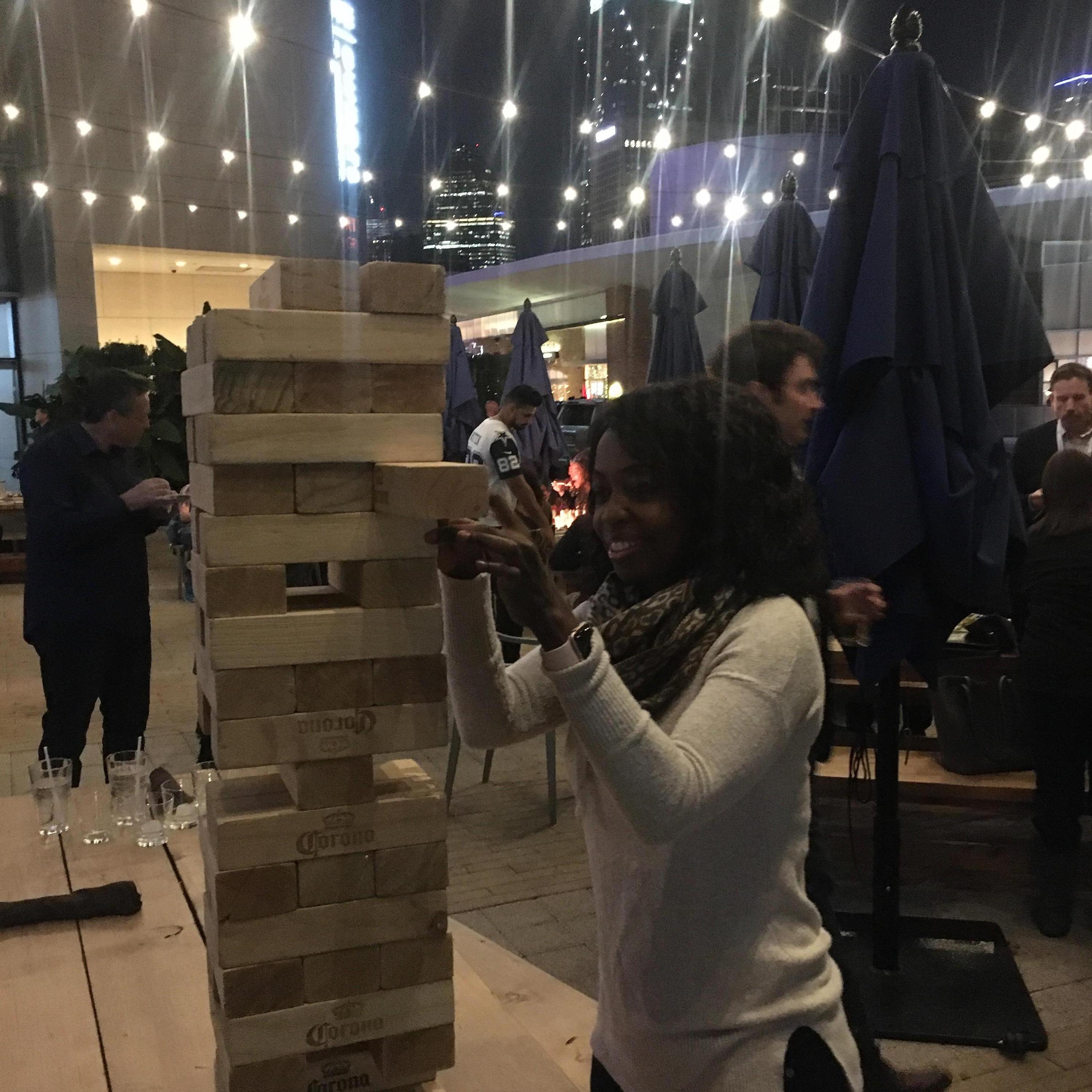 ¡Jugando Jenga en nuestra primera cita! ¿Quien ganó? ¡Eso depende a quién le preguntes!
