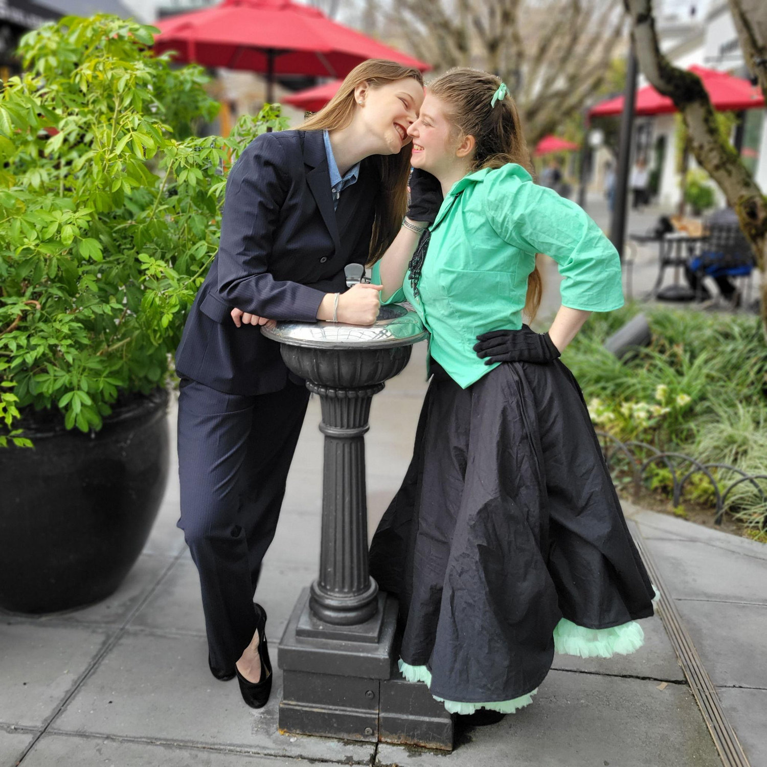 Ms. Turnstiles and Gene Kelly! Olivia made her outfit from 1940s patterns, and we got to meet Gene's wife!