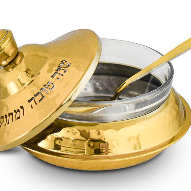 Zion Judaica Elegant Rosh Hashana Honey Dish Set Gold Hammered Metal with Glass Bowl Dipping Spoon Honey Plate Engraved Shanah Tova Blessing Honey Jar Jewish New Year Table Decoration Honey Jar