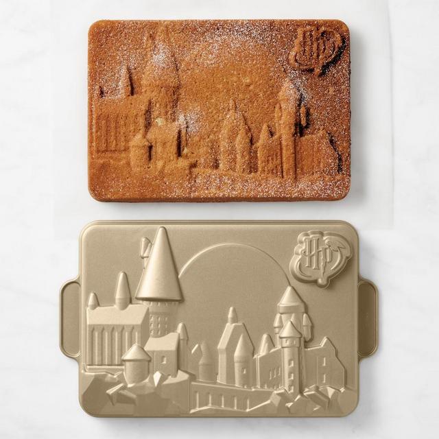 HARRY POTTER™ Hogwarts Cast Aluminum Cake Pan