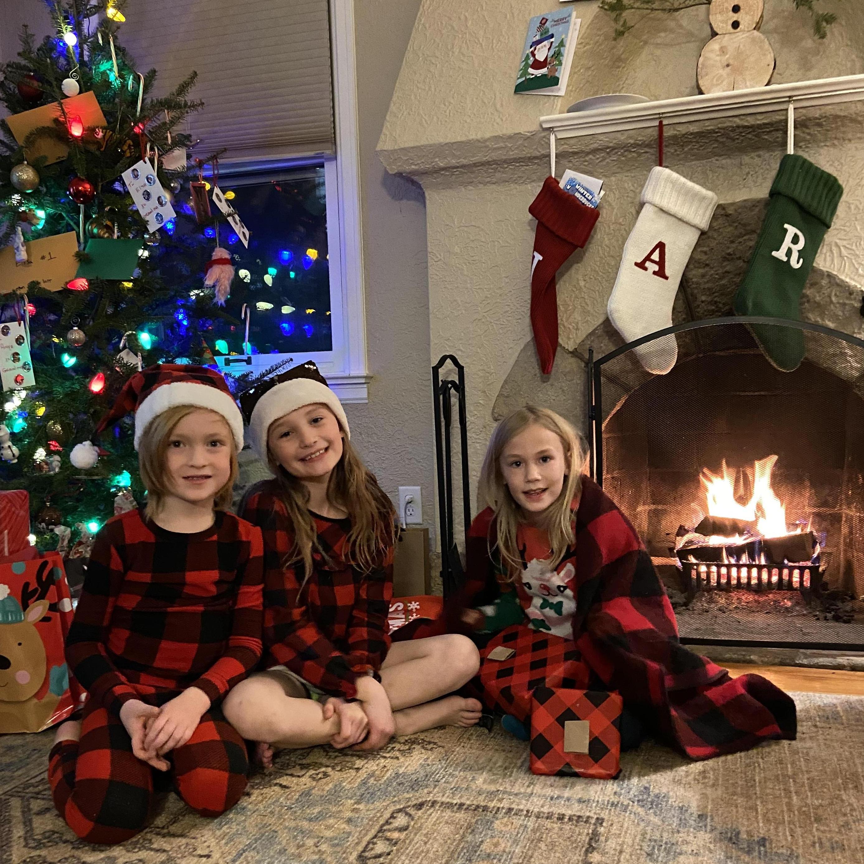 Kids' second Christmas together! Outfit coordination level 1000 achieved.