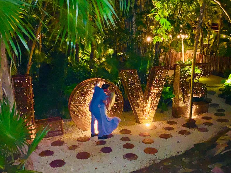 The Wedding Website of Bobbi Hoelterhoff and Bryon Tompkins