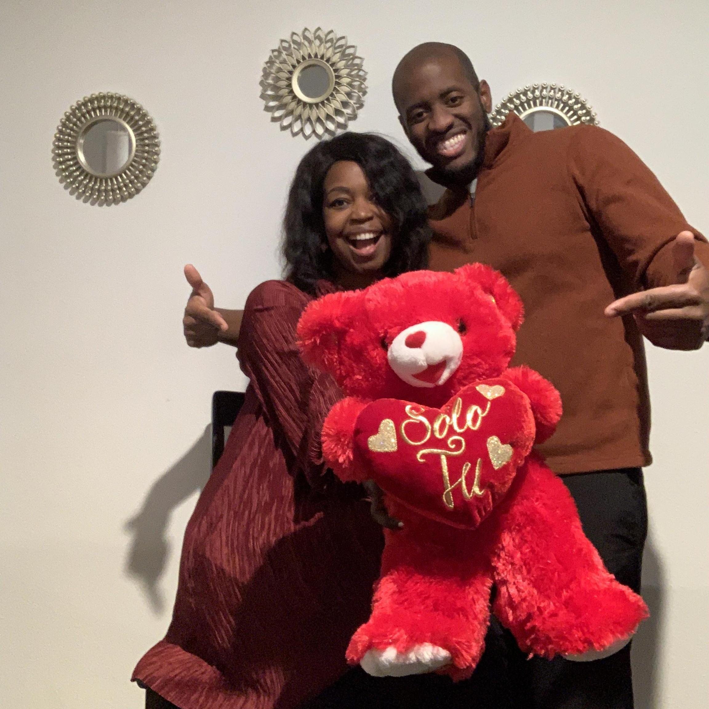 Celebrando el día de San Valentín. ¡Conoce a nuestro nuevo osito de peluche, Lovey!