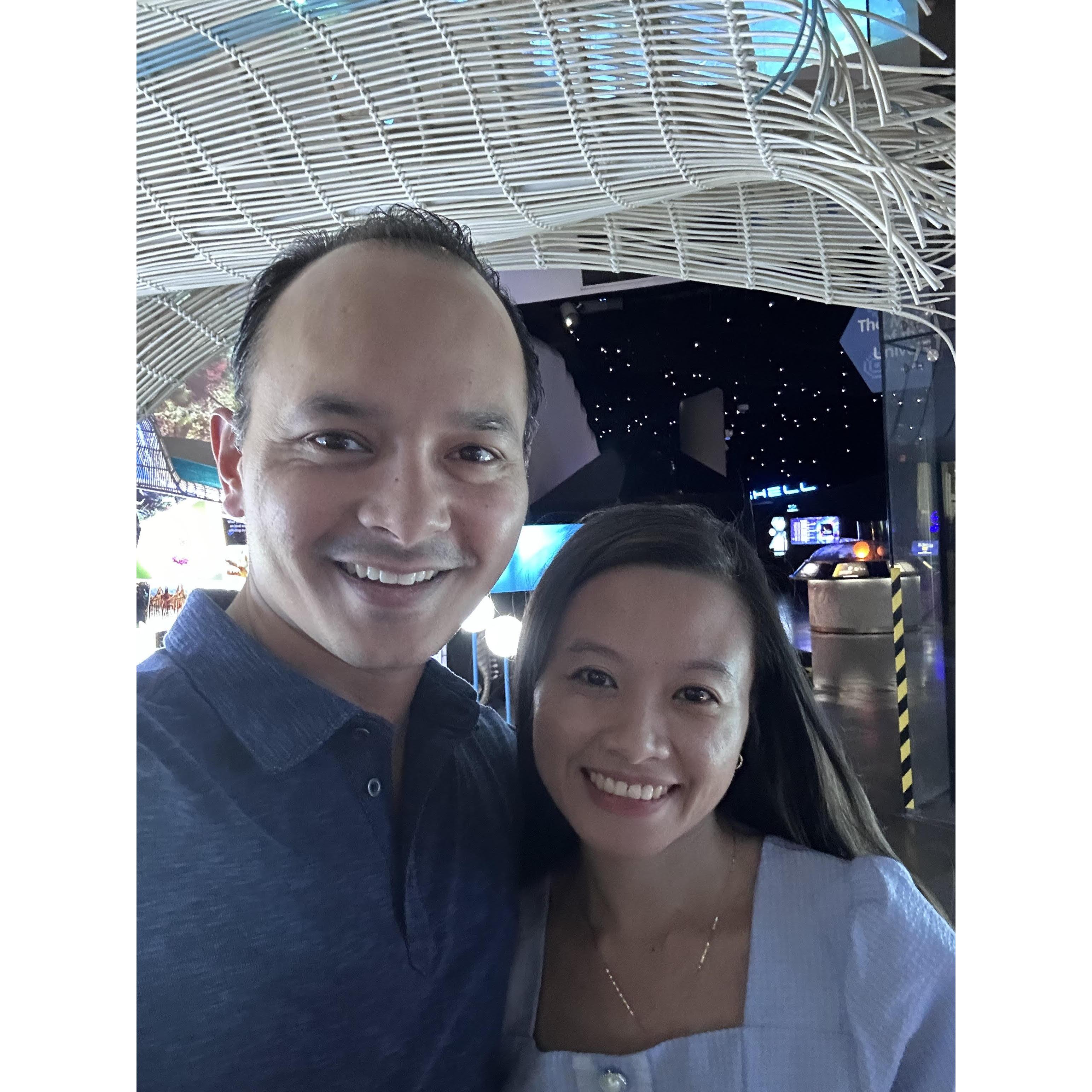 Irish Jean suggested that they visit the "Mind Museum" in Taguig. Joey happily obliged.