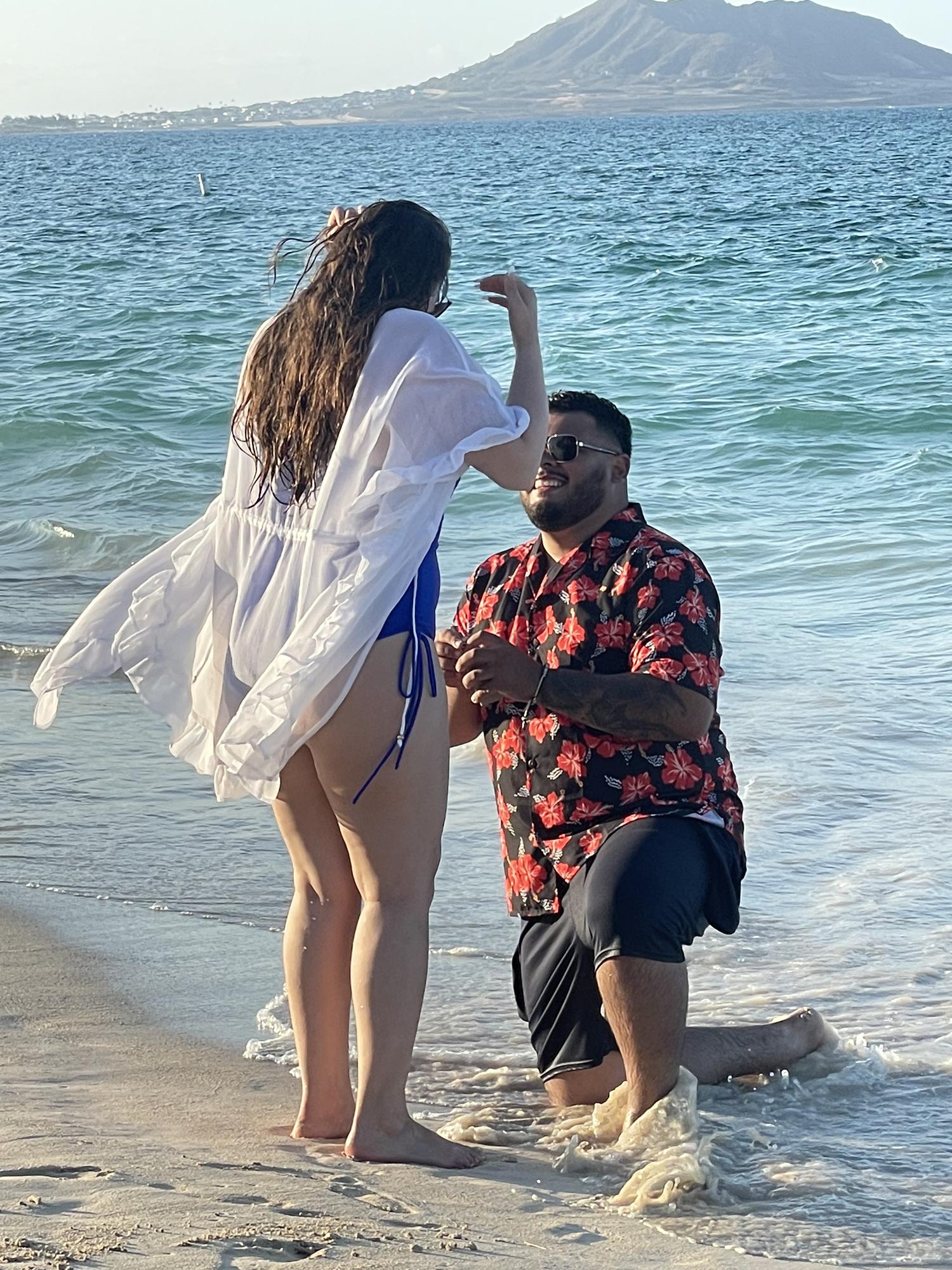 The exact moment Alberto proposed in Hawaii
