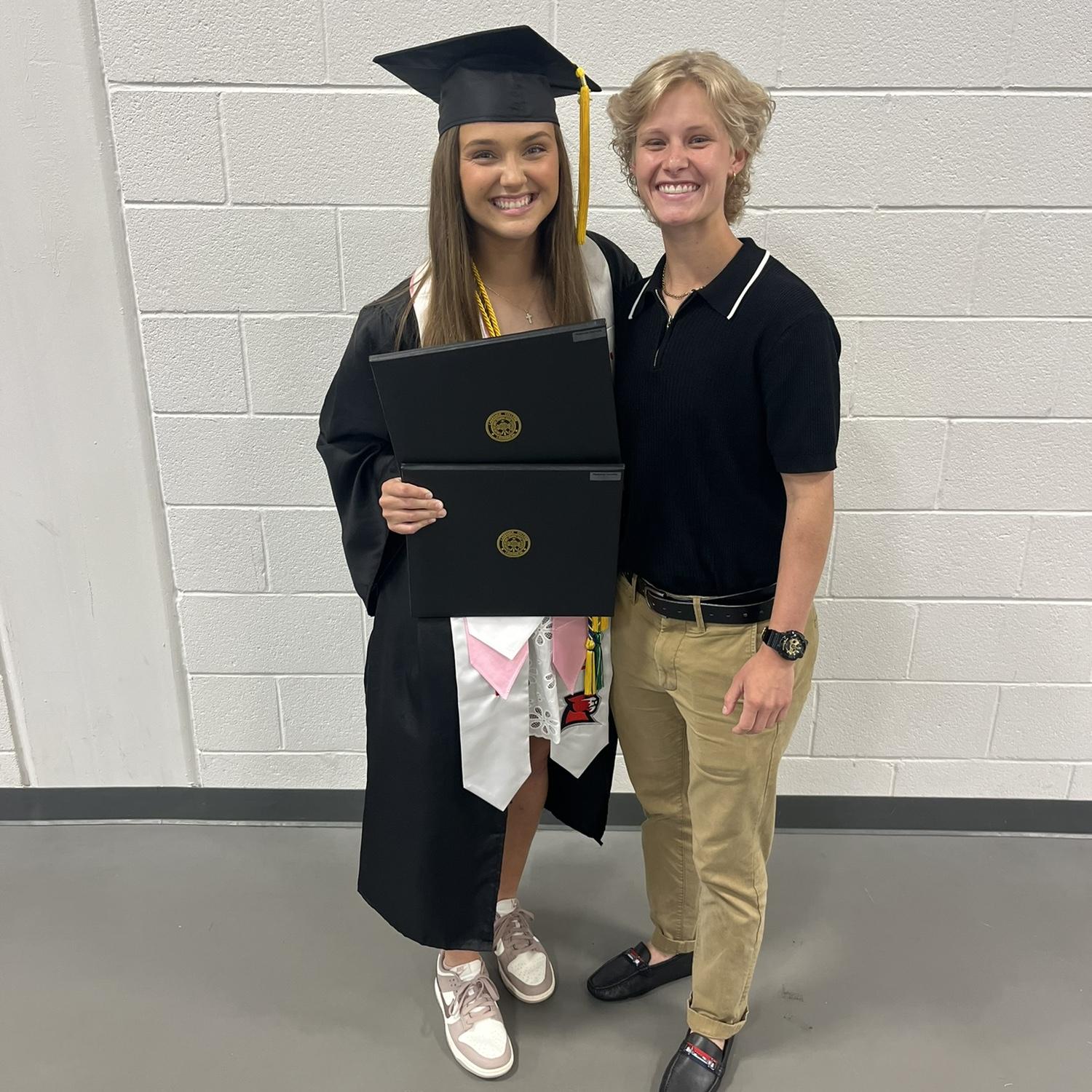 Kenzie graduated college a week into us talking … Kelly attended graduation and sat next to her entire family… SURPRISE😅