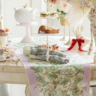 The Secret Garden 5-Piece Coquette Lovescape Table Linen Set