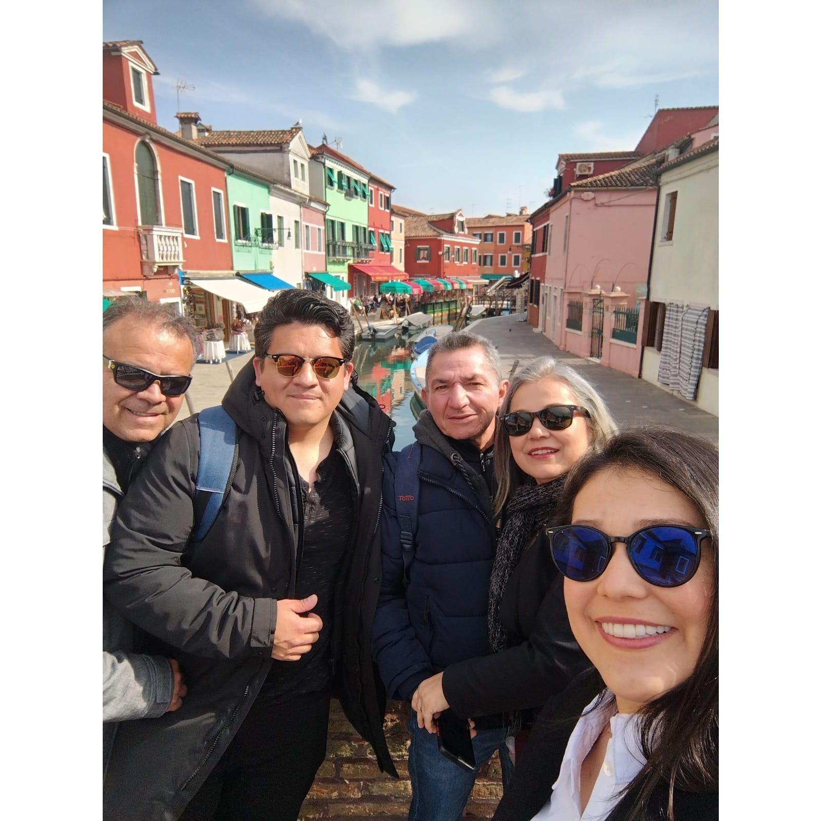 Los padres de María y el papá de Memo viajando