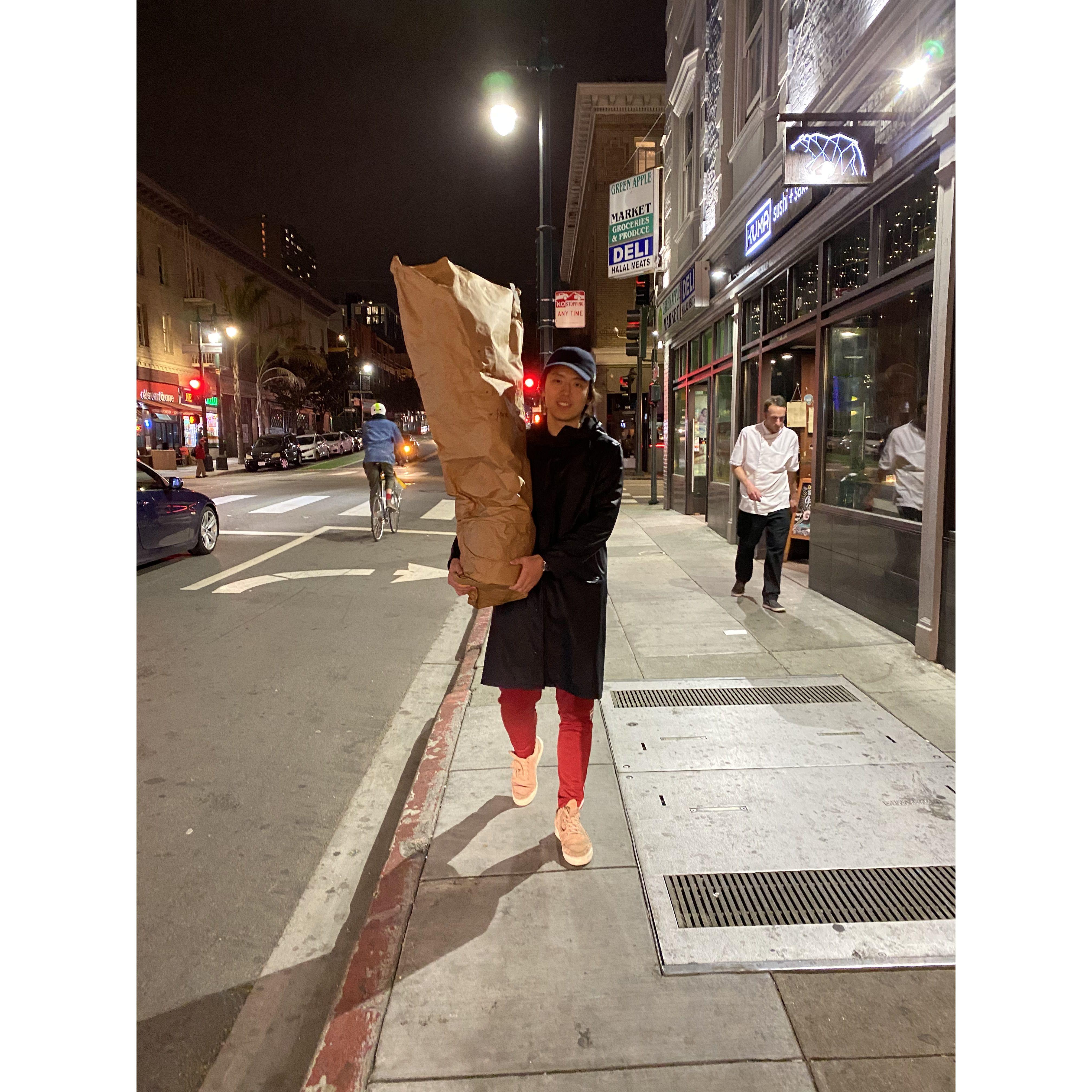 2020年三月 疫情如火如荼 也带火了植物店的生意 俩人排队半小时买了一株九十刀的海芋苗苗 今已是一片绿荫了