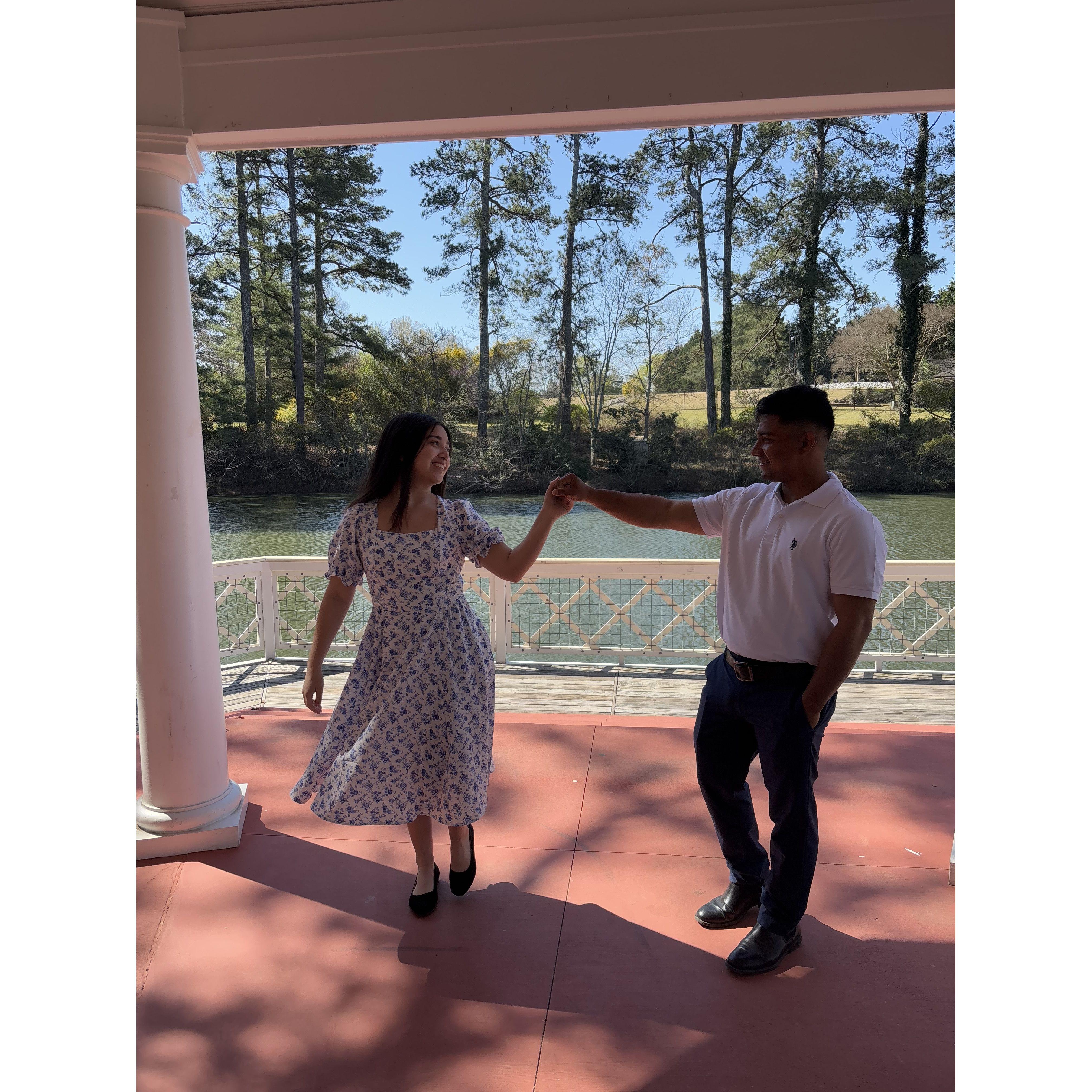 "Maridos, amad a vuestras mujeres, así como Cristo amó a la iglesia y se entregó por ella."
Efesios 5:25