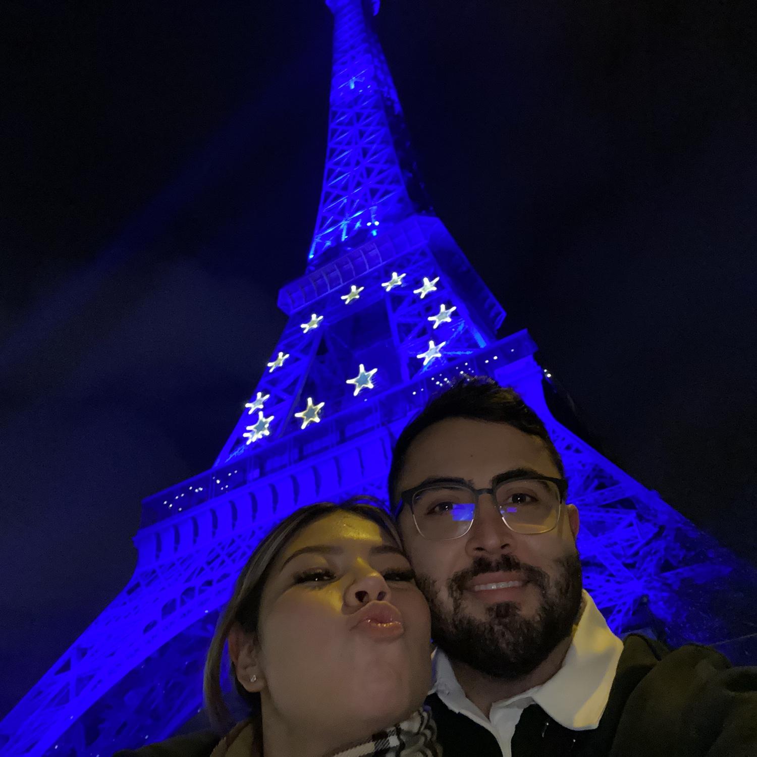 We got stuck in Paris for the night and we made it a mission to see the Eifel Tower before having to catch our flight back!
***
Nos quedamos atrapados en París y nos propusimos ver la Torre Eifel antes de tener que tomar nuestro vuelo de regreso.