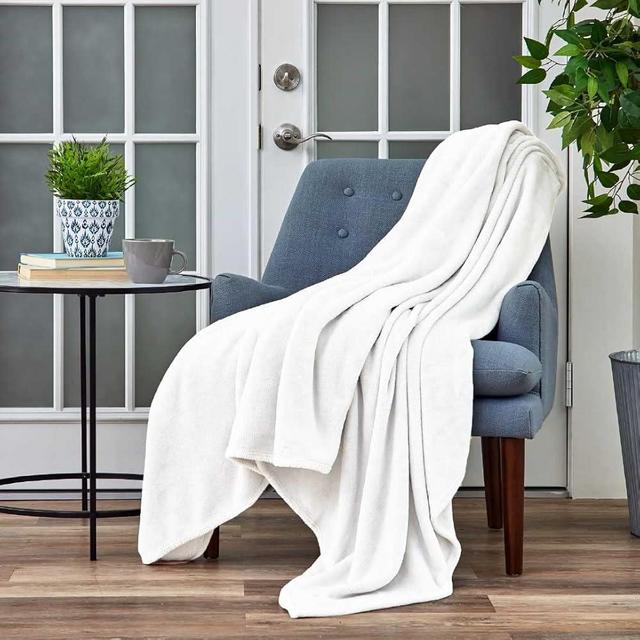 Cosy House Collection Everyday 1500 Series Fleece Blanket - Master Bedroom Essentials - All Season, Stays Fresh & Clean - Soft, Breathable & Skin-Friendly (King/Cal King, White)
