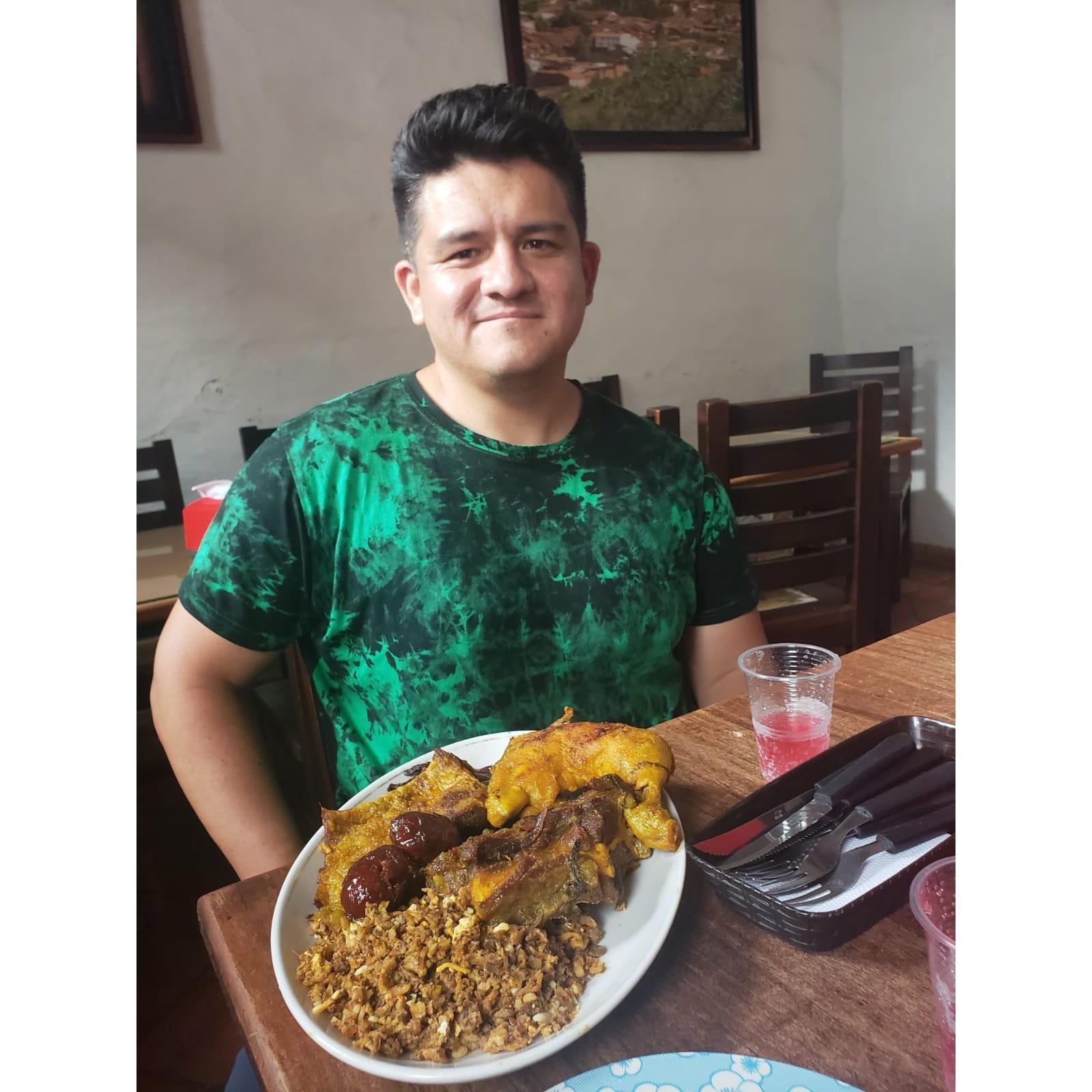 Guillermo probando los platos típicos colombianos