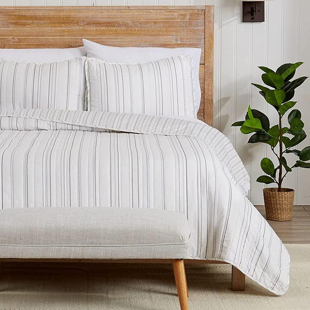 3-Piece Reversible Quilt Set with Shams. All-Season Bedspread with Striped Pattern. Katelyn Collection (King, Grey)