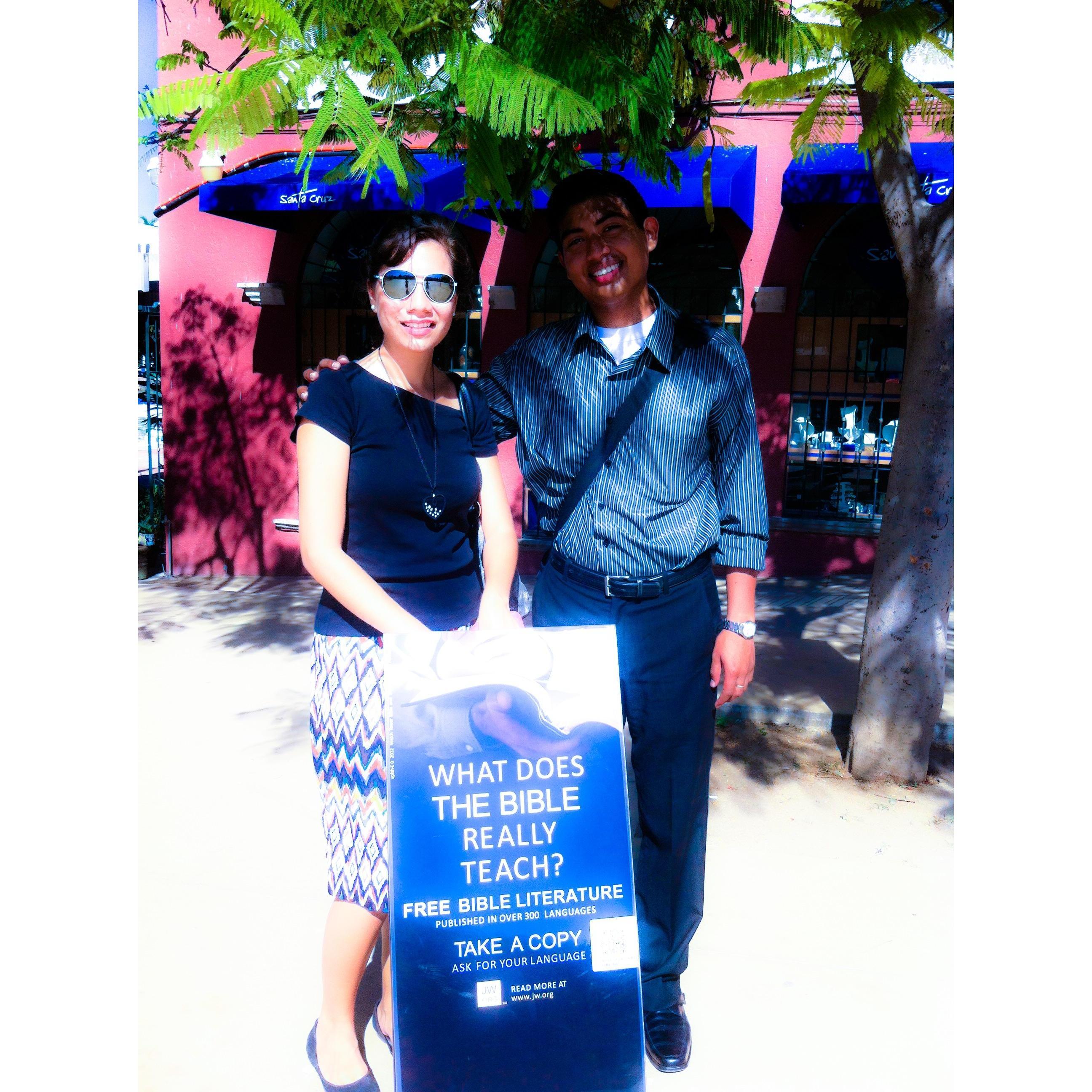 Preaching and doing cart witnessing in Huatulco on a Cruise ship day. We practiced our Tagalog and spoke to over 12 filipinos. We placed over 25 magazines that day with the ship crew.
Dec. 29th, 2013.