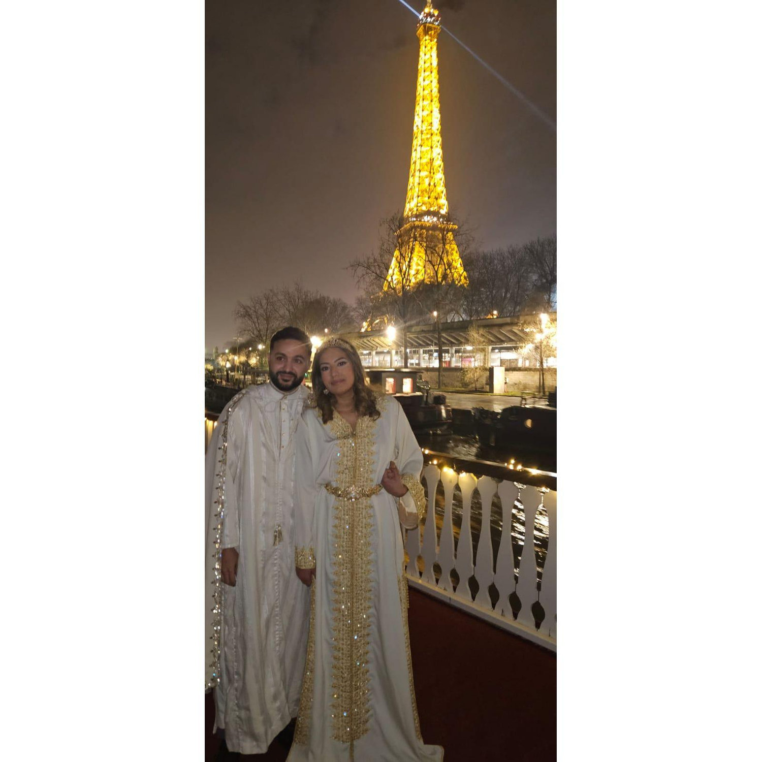 10 mois après notre rencontre, on se prenait déjà pour un couple tout droit sorti des Mille et Une Nuits… Eh oui zéro cliché on a mangé du couscous et bu du thé à la menthe pour une fatiha sur l'eau