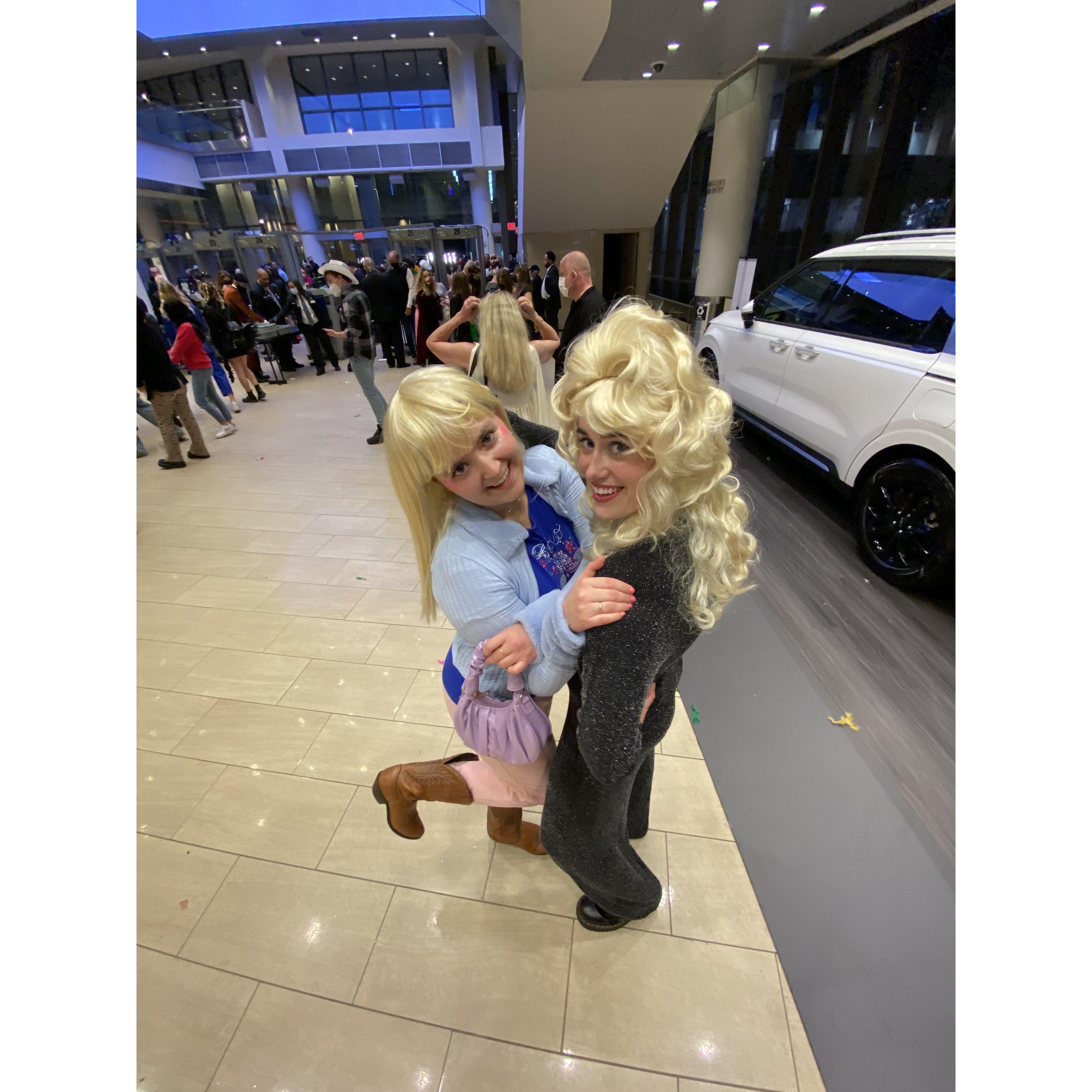 October 30, 2021 -
Hannah Montana and Dolly Parton attend a Halloween Harry Styles Concert at Madison Square Garden.