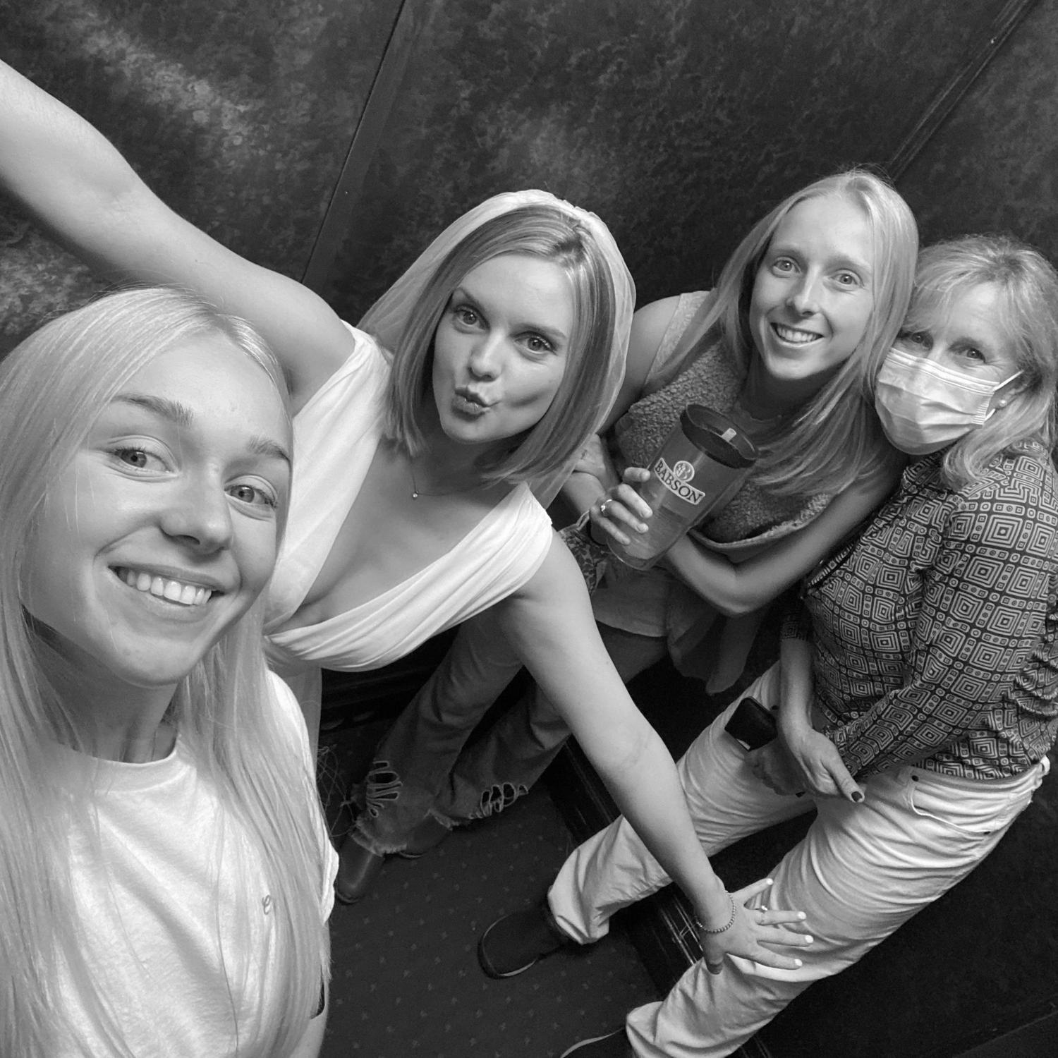 elevator selfie with the ladies before our !! first look !!