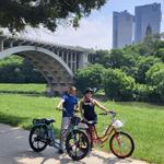 Recorrido en bici eléctrica por los senderos a lo largo del río Trinity