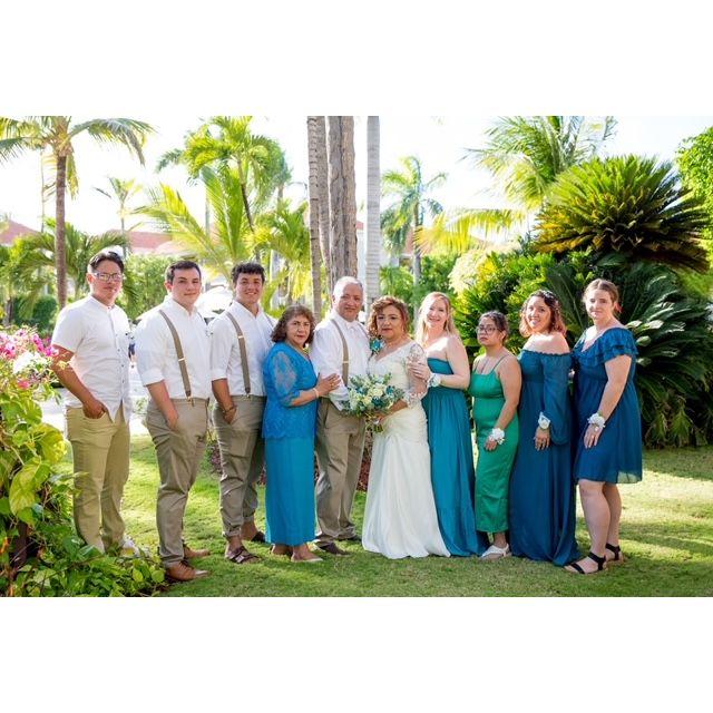 Una foto en familia antes de la renovacion de votos de mis papas - a family picture before my parents' vow renewal.