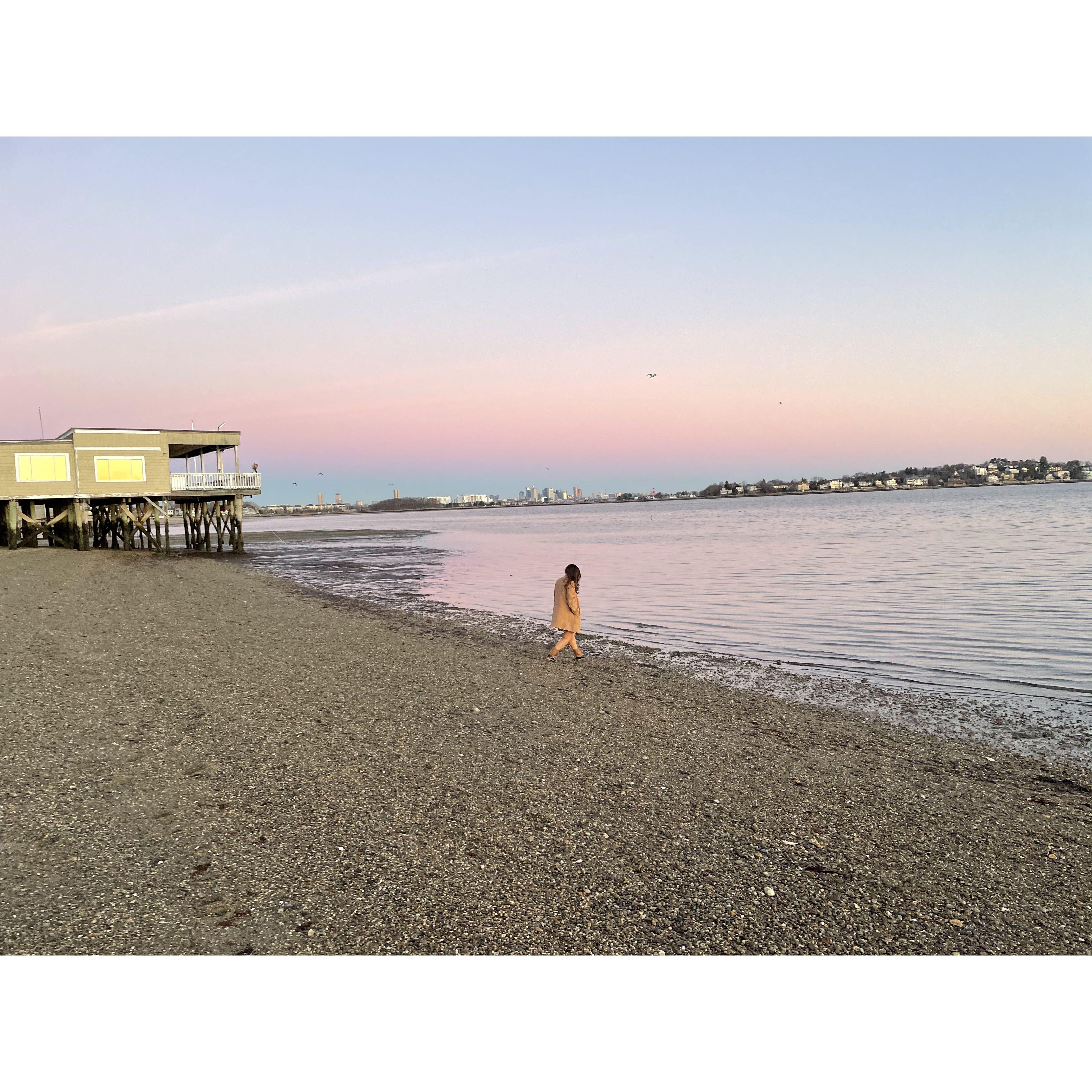 Janeiro de 2021 — Quando tudo começou; assistimos o primeiro amanhecer do ano e fomos pular as ondinhas no mar (mesmo estando muito frio)
