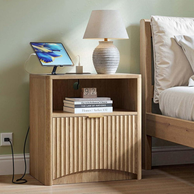 Evermagin Fluted Nightstand with Charging Station, Natural Oak Bedside Table with Drawer and Storage, Wood End Table Mid Century Modern, Large Night Stand for Bedroom