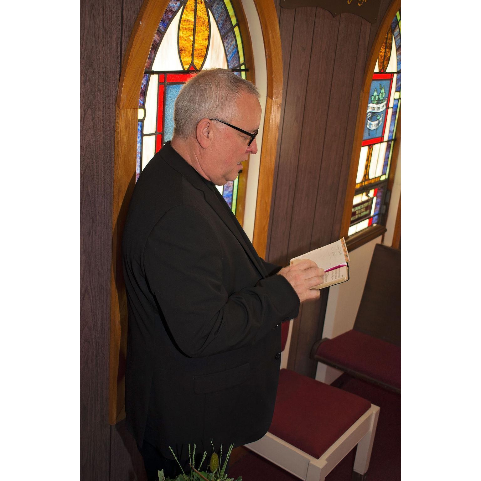 Pastor Larry did a fantastic job and made us laugh as well, which made for the perfect little ceremony.