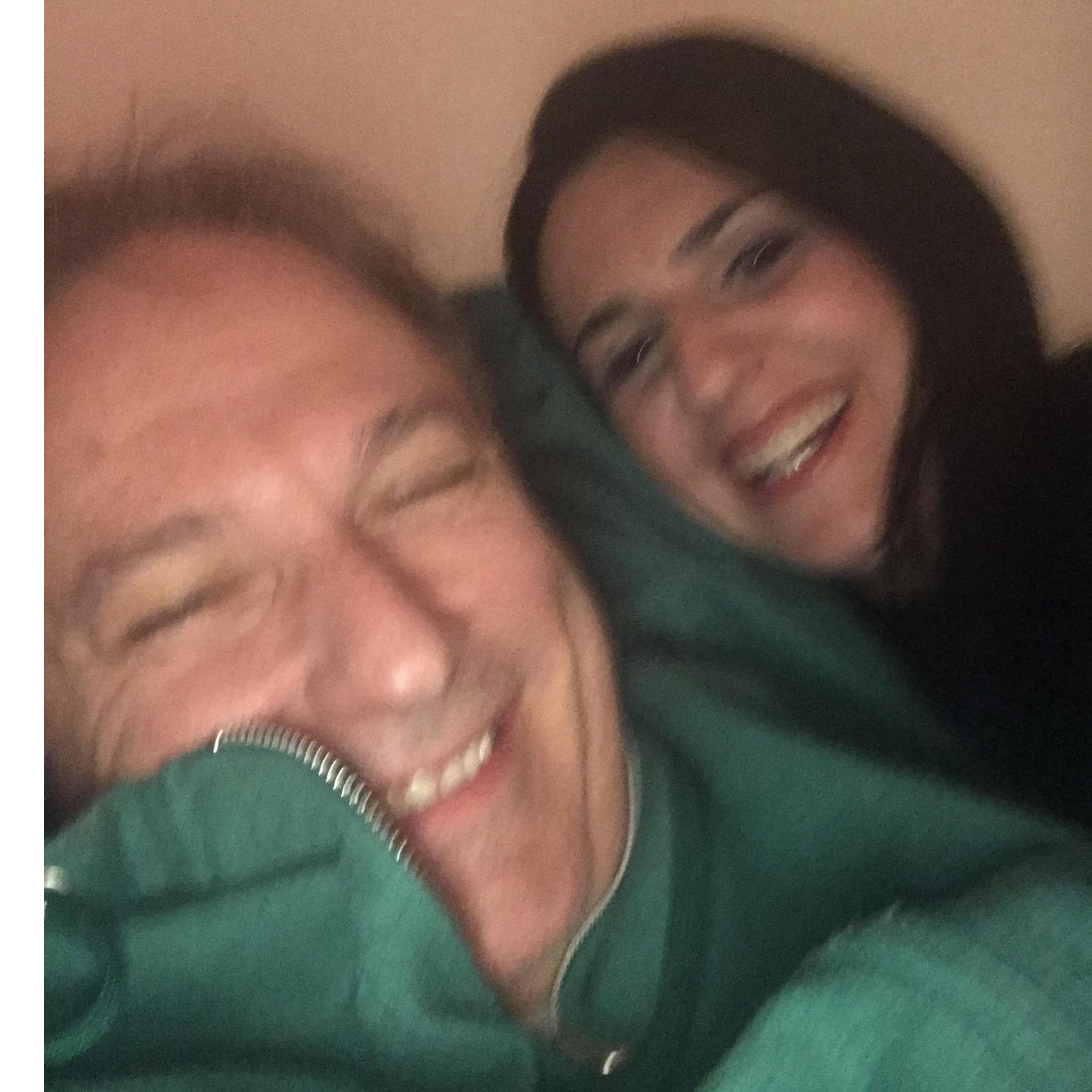 Always having fun together.
Sempre nos divertimos quando estamos juntos.