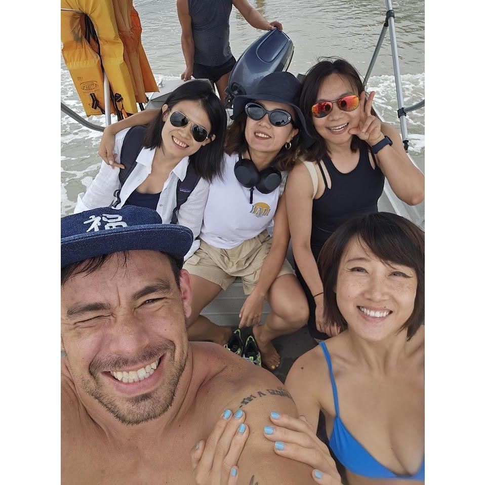 He’s been the best tour guide, body guard, and partner, not just to her, but also to her friends from China. Our trip to Ubatuba was unforgettable, filled with laughter and amazing memories! 💙