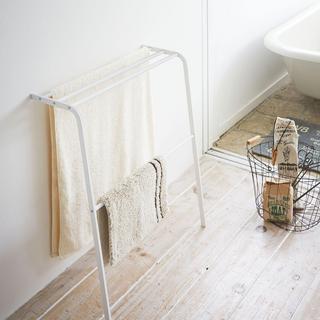 Plate Leaning Bath Towel Hanger