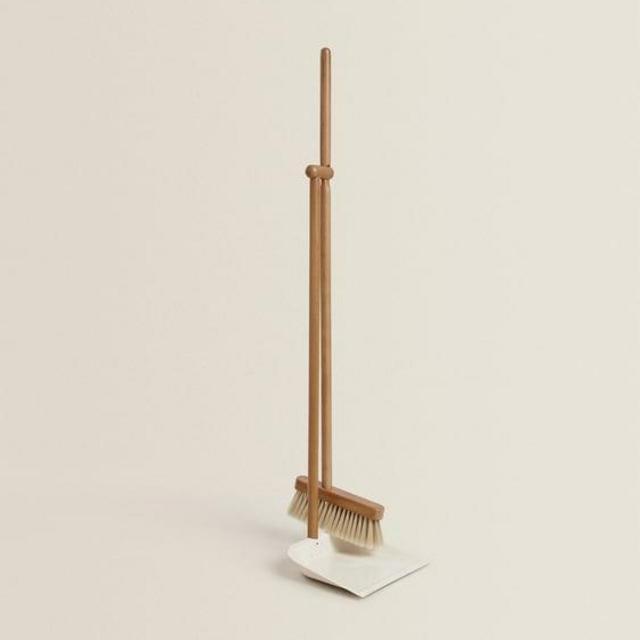 WOODEN DUSTPAN AND BRUSH SET