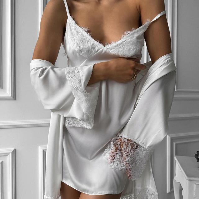 Elegant White Bridal Robe & Nightgown Set - Lace Bride Sleepwear - Perfect Honeymoon Gift
