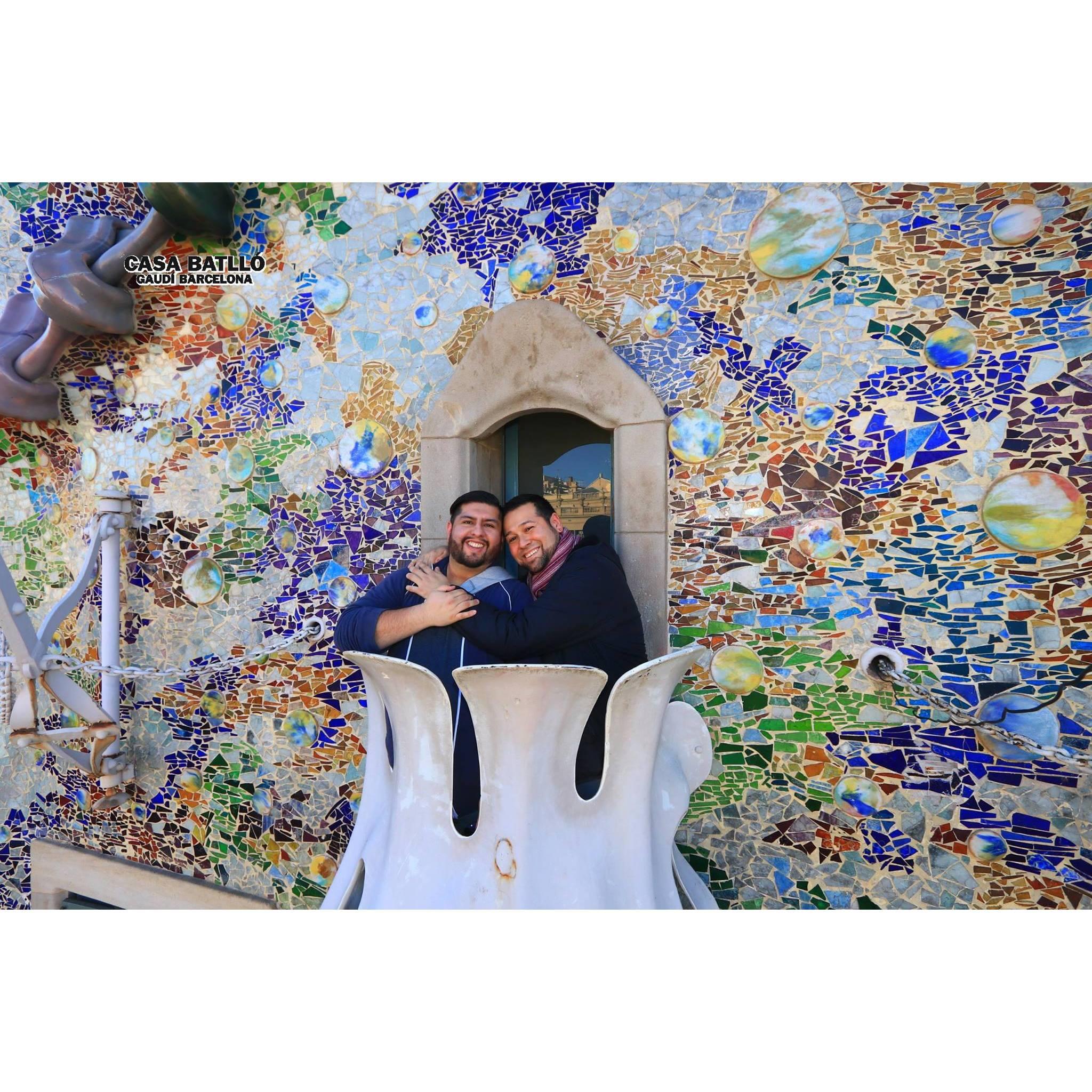"Hold me close so I don't fall!" in Barcelona.