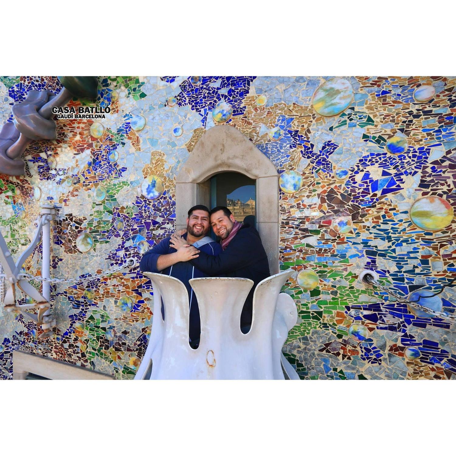 "Hold me close so I don't fall!" in Barcelona.