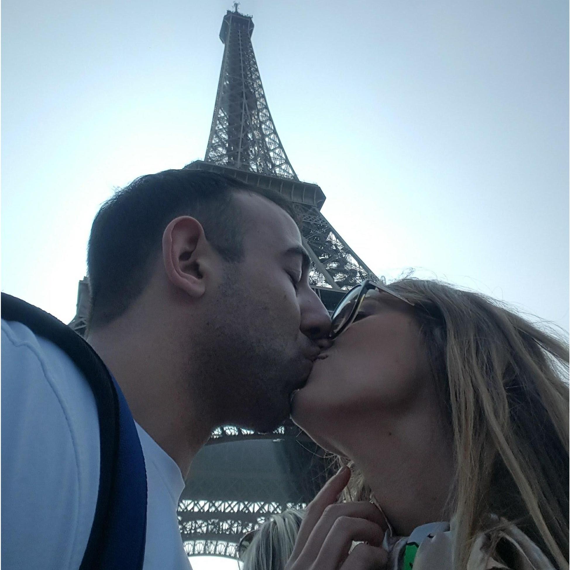 some scandalous Eiffel Tower smooches <3 <3