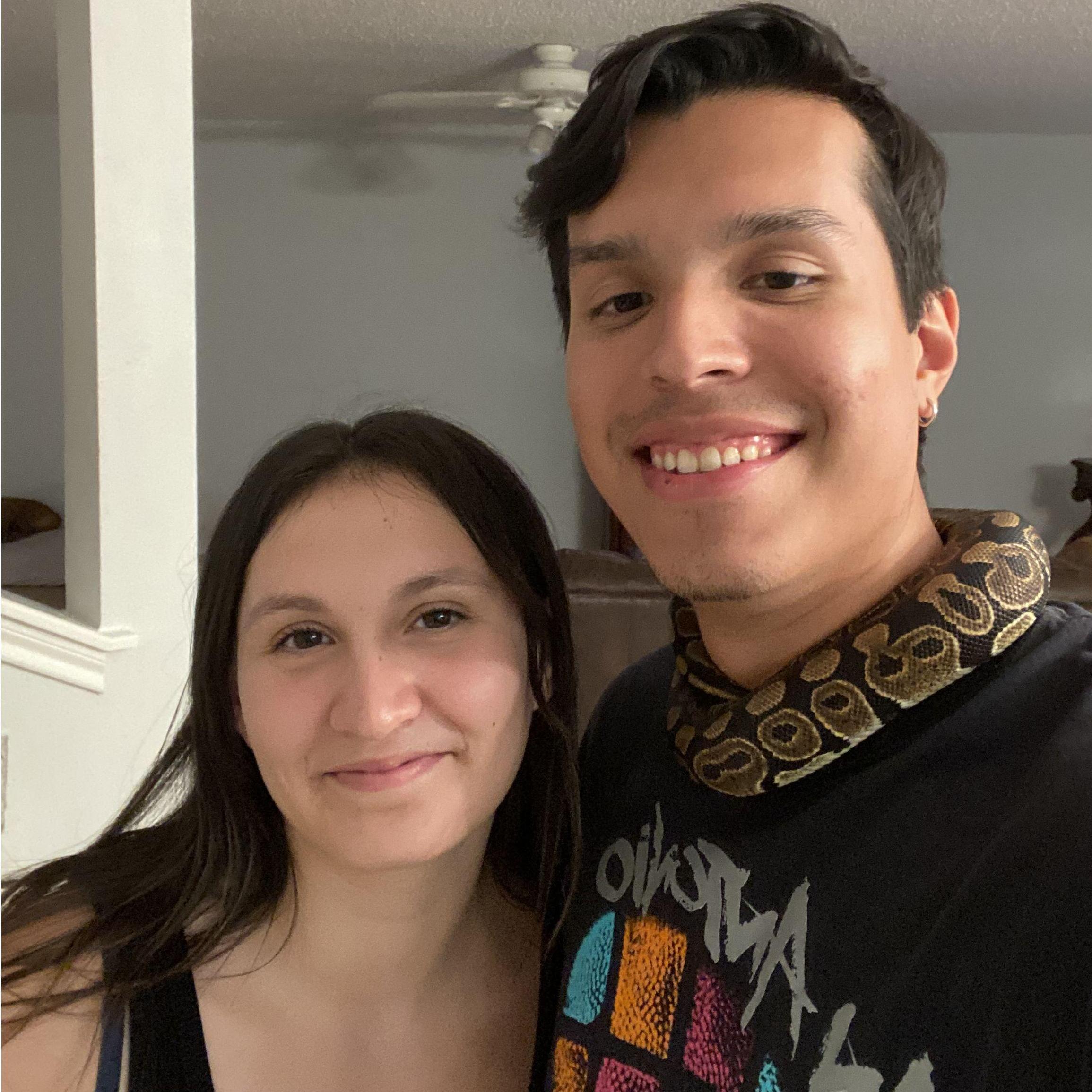 The first time he came over to The Rodriguez's house - and met our pet snake! / La primera vez que vino a la casa de los Rodríguez - ¡y conoció a nuestra serpiente!