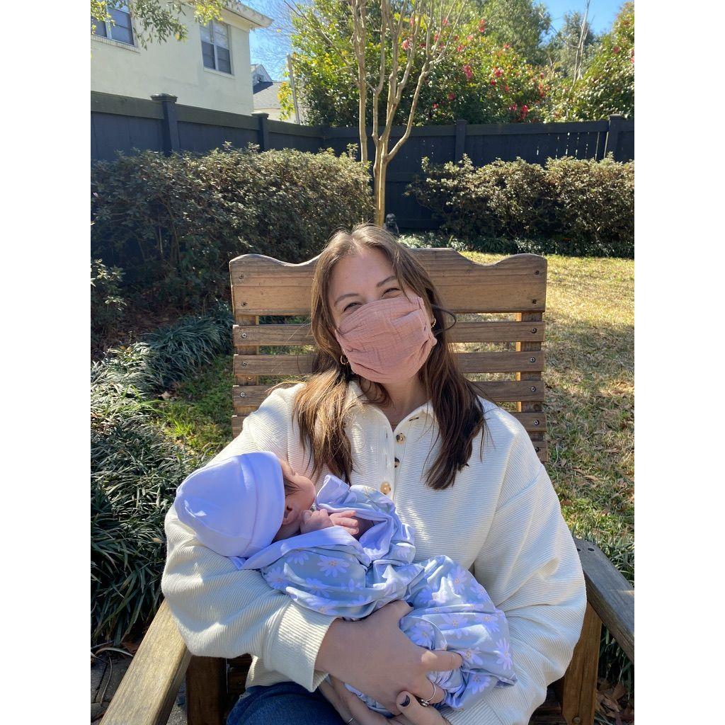 Tía over the moon with niece, Sibyl