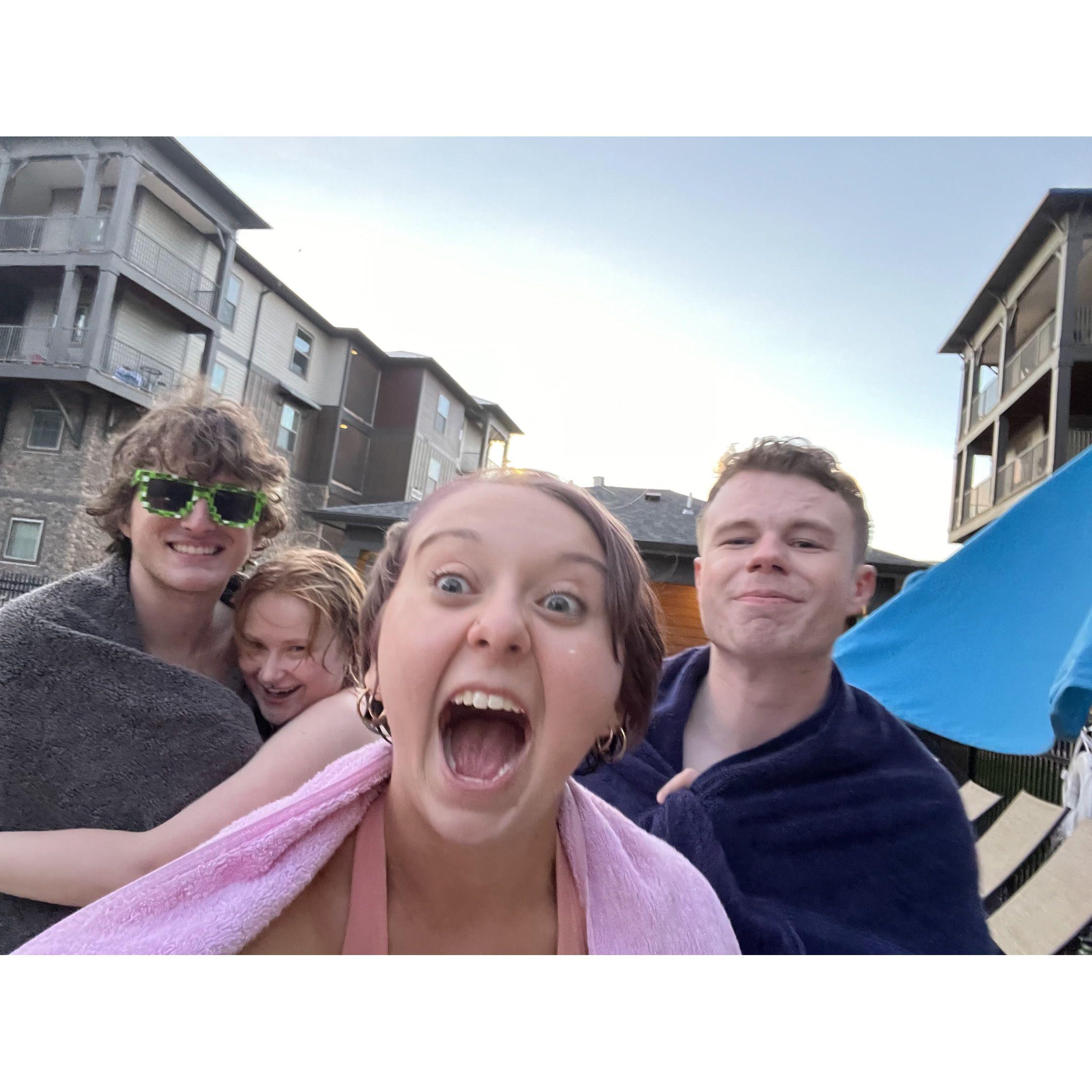 Pool day vibes with Jess and Nathan—always a blast hanging out with these two! ☀️🏊♀️