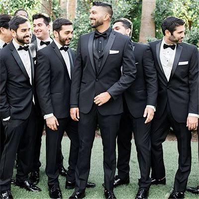Para caballeros:
Por favor, usen un look clásico y elegante en negro. Un traje sencillo está bien. Un traje de etiqueta negro, camisa blanca y mono negro son ideales. Eviten colores brillantes.