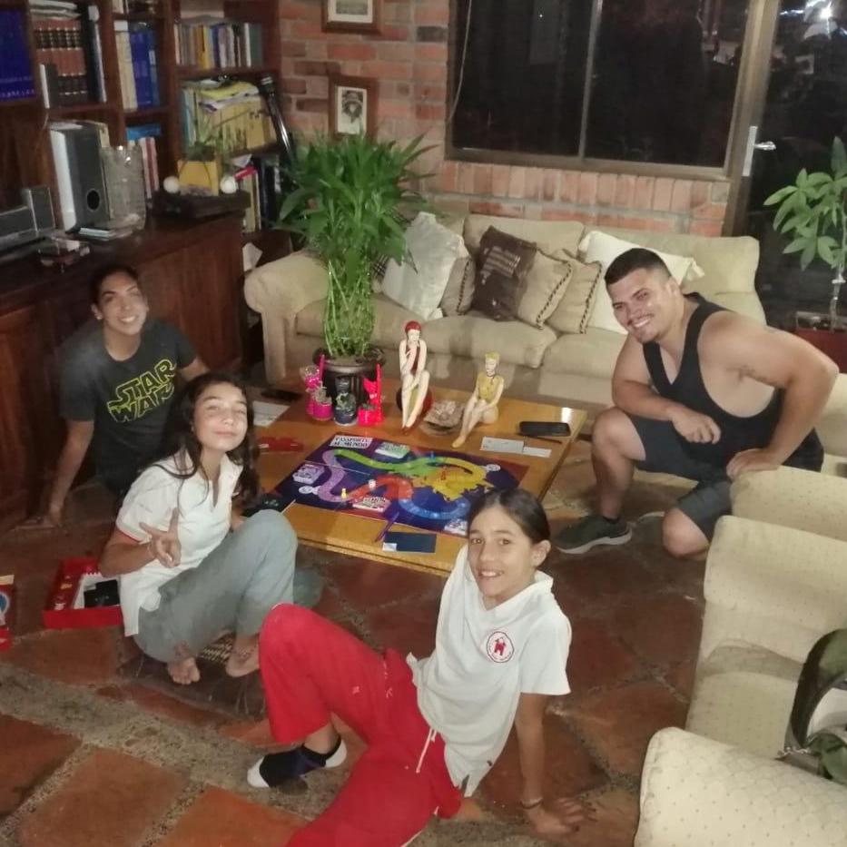 Mike trying to play a trivia game in Spanish