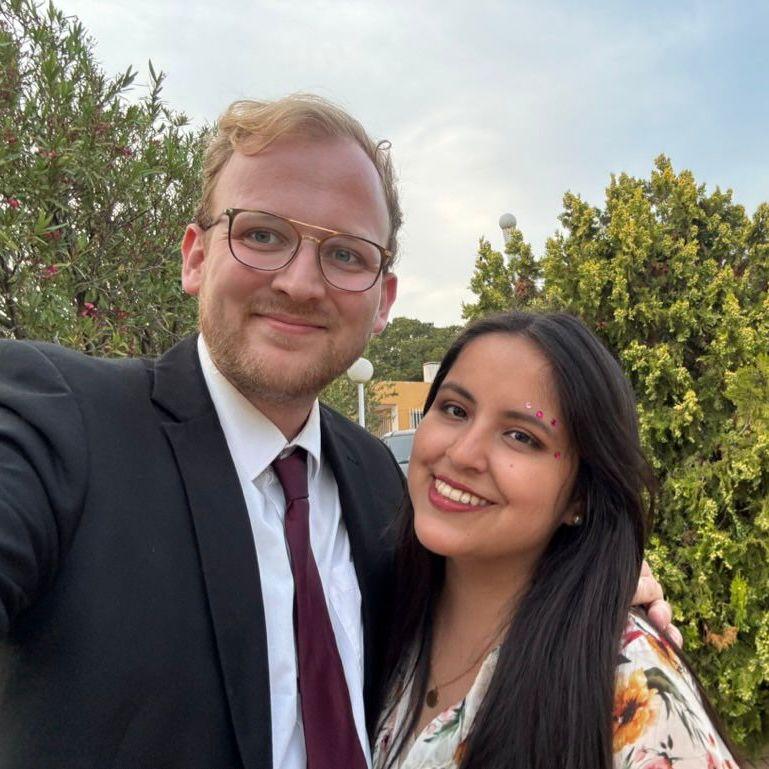 Anfang 2025, als es ruhiger wurde, reisten wir zwei Wochen nach Spanien, feierten die Hochzeit von Lucías Cousin – und wurden daran erinnert, wie glücklich wir sind, bald selbst zu heiraten. 💛