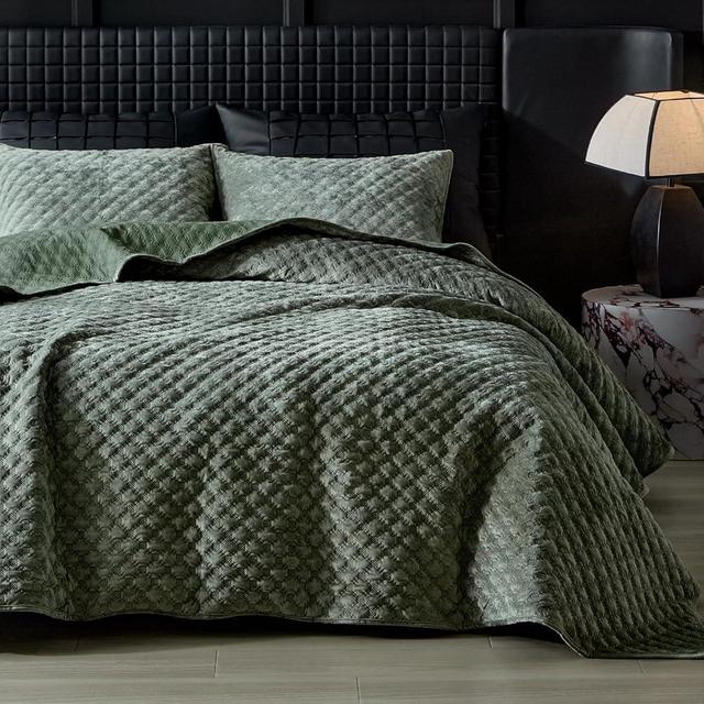 WARMDERN Velvet Quilt King Size, Luxury Geometric Stitch Velvet Quilt Set, Lightweight Diamond Patterned Bedspread and Coverlet, Soft Comforter for All Seasons, Green, 106" x 96"